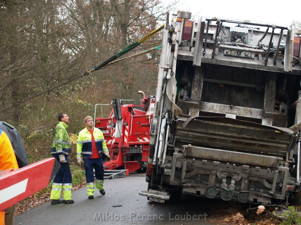 Muellwagen droht zu kippen Koeln Koenigsforst Baumschulweg  P29.JPG